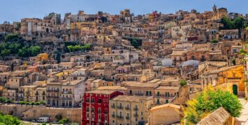 Il giallo e la Sicilia: una storia d’amore lunga cent’anni